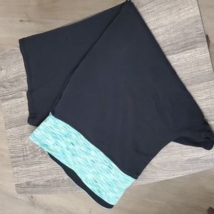 Livi Active 26/28W Black/Green Accent Waist Capris #2